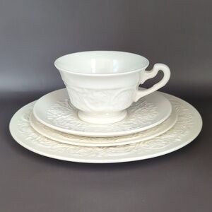 Wedgwood Etruria & Barlaston Patrician Embossed Ivory Cream 4-Piece Setting Set